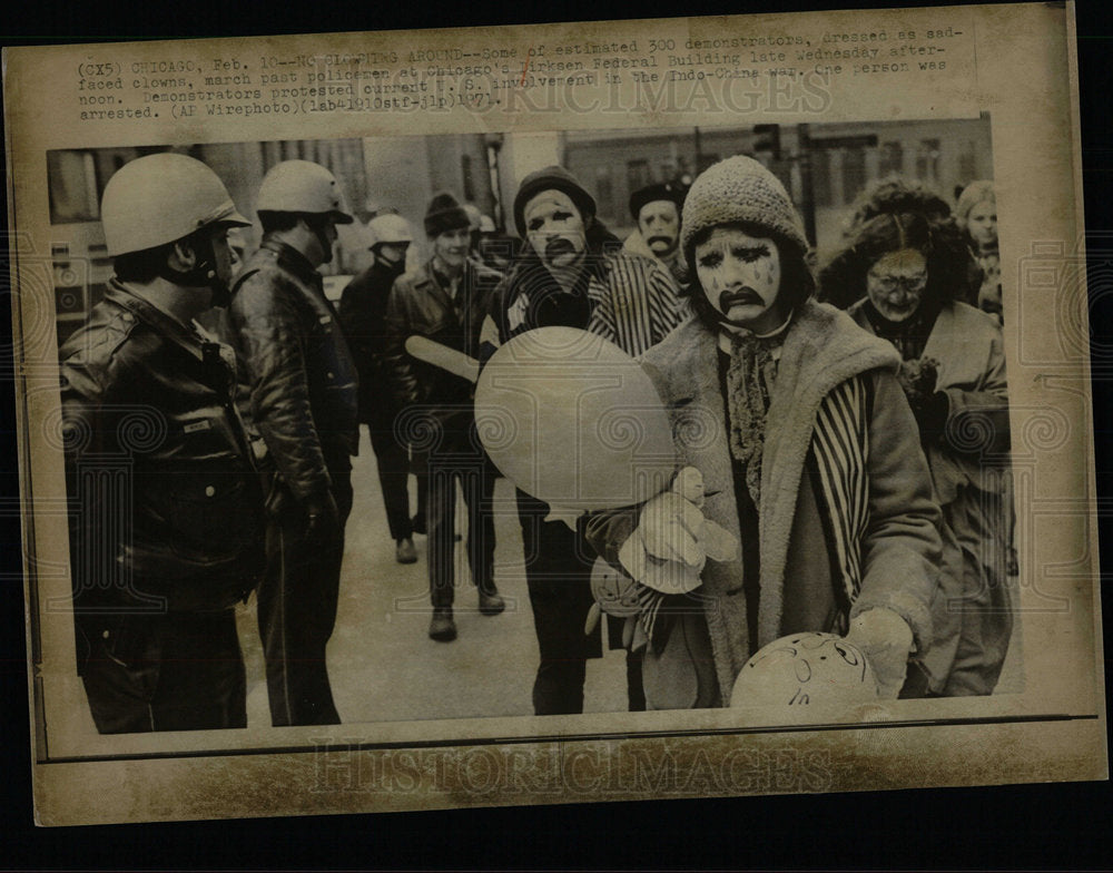 1971 Press Photo demonstrators sad faced clowns Chicago - Historic Images