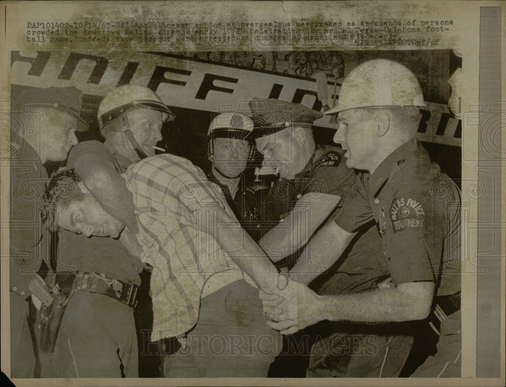 1967 Press Photo Police Arrested Drunk and Disorderly  - Historic Images
