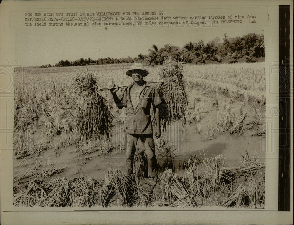 1971 Press Photo South Vietnamese Farm Worker - Historic Images