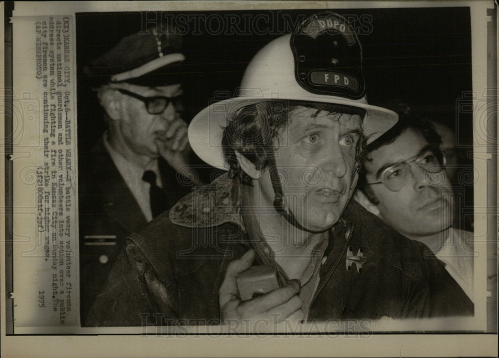 1975 Press Photo Kansas City Firemen - Historic Images