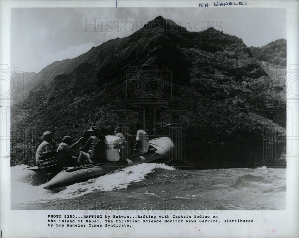 1982 Press Photo Boat Rafting Hanalei Hawaiian Coast  - Historic Images
