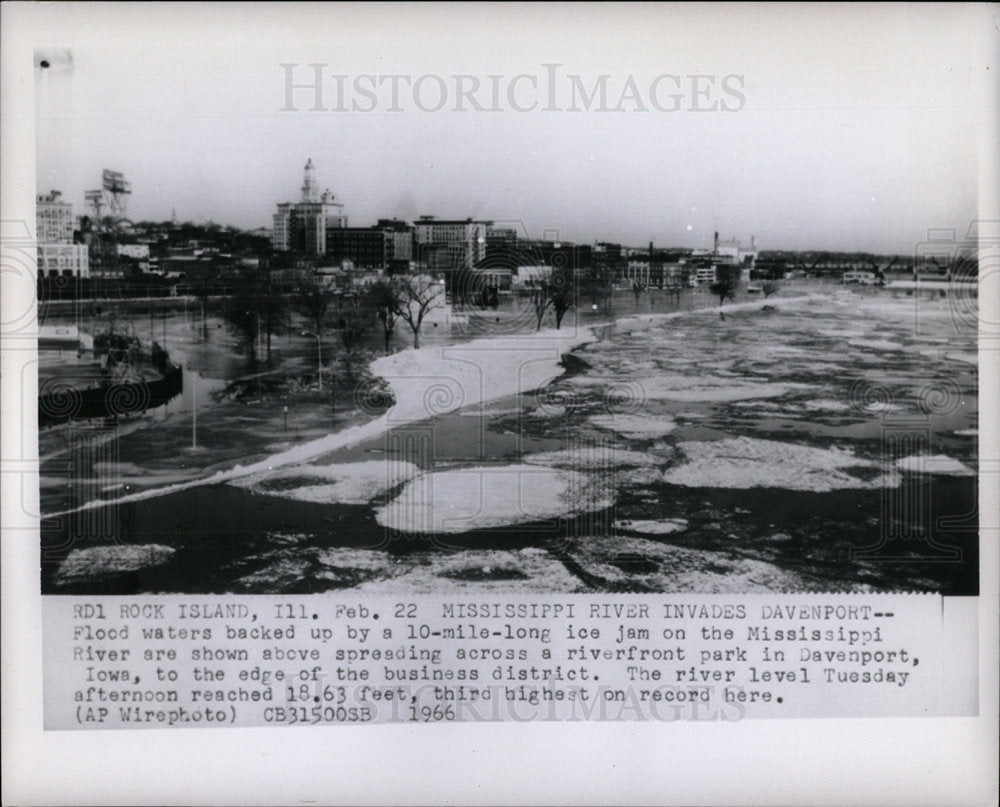 1966 Press Photo Missisippi Flood Waters Davenport Iowa - Historic Images