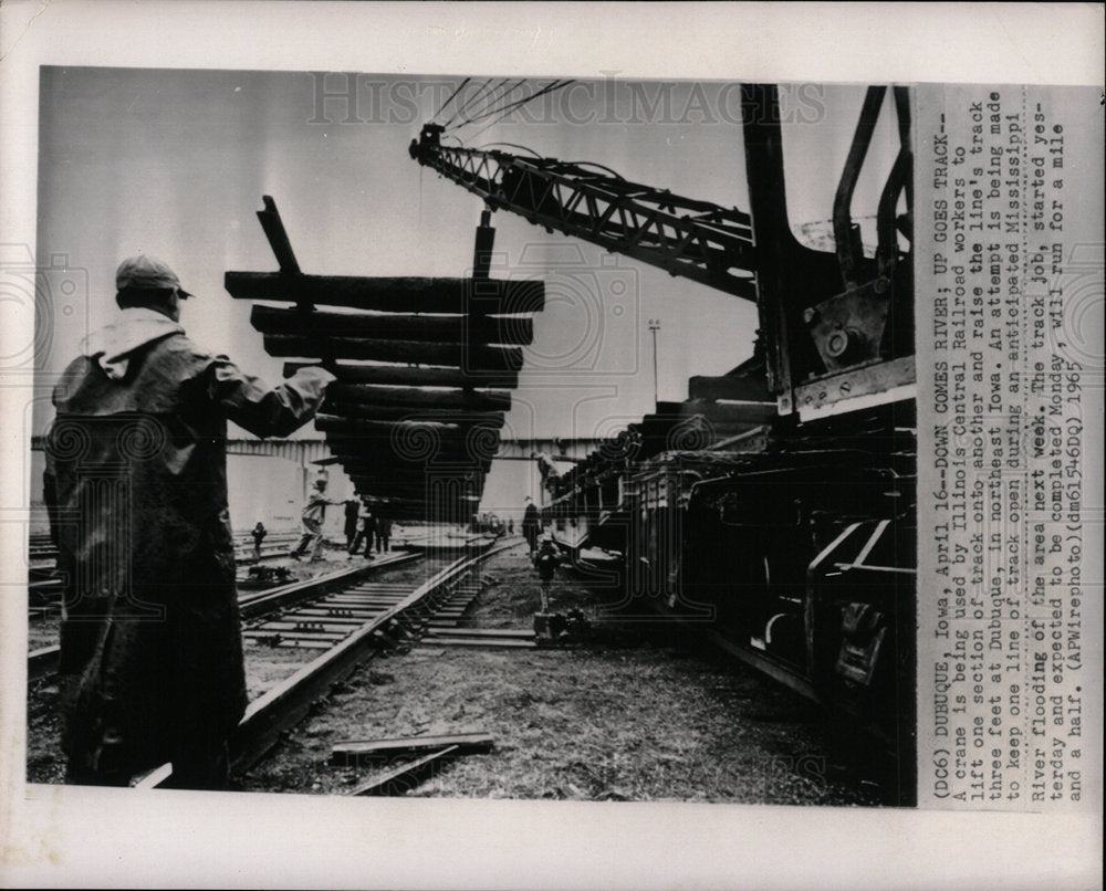 1965 Press Photo Illinois Central Railroad Raising Line - Historic Images