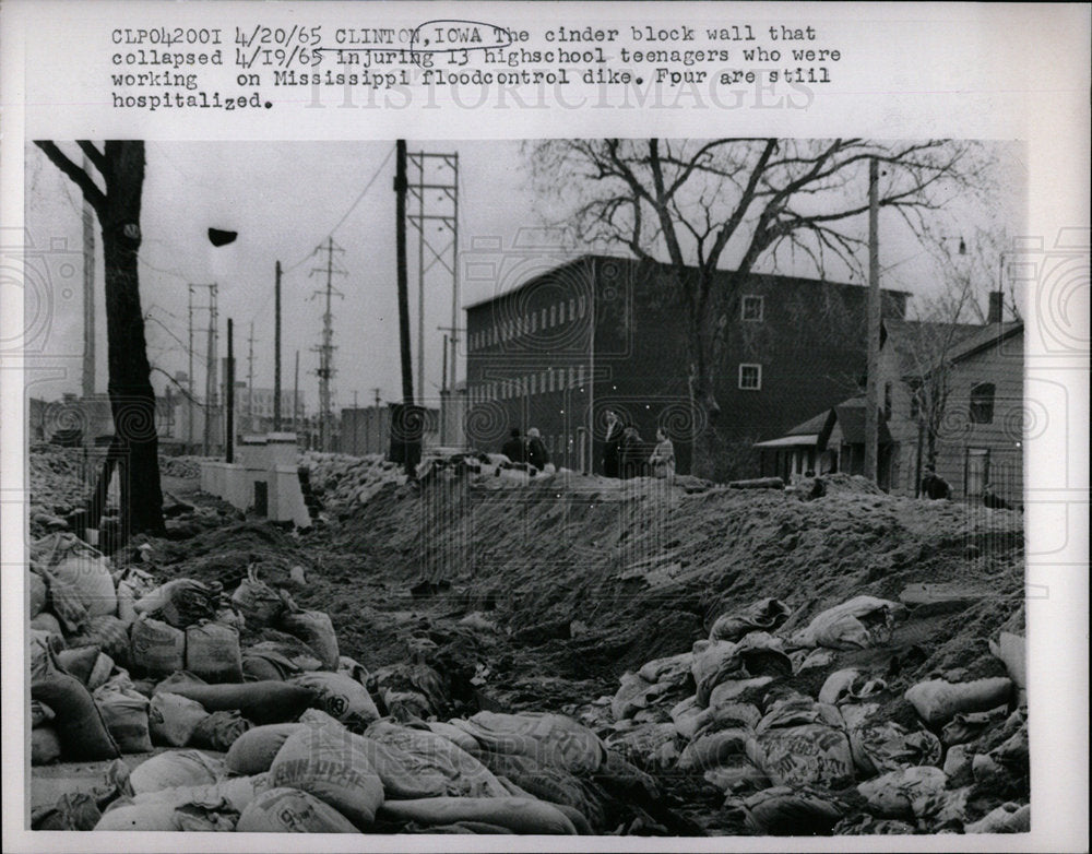 1965 Press Photo Mississippi Flood Control Wall Breaks  - Historic Images