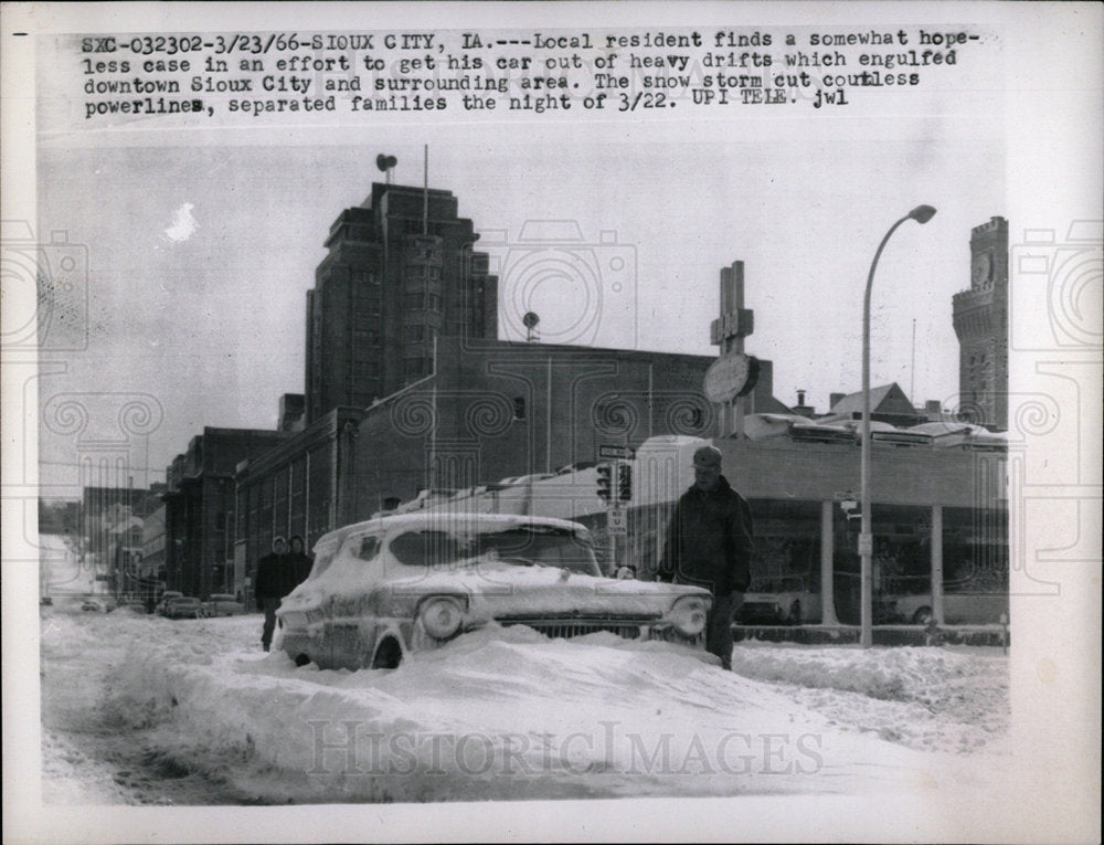 1966 Press Photo Car Stuck Snow Drifts Sioux City Iowa - Historic Images