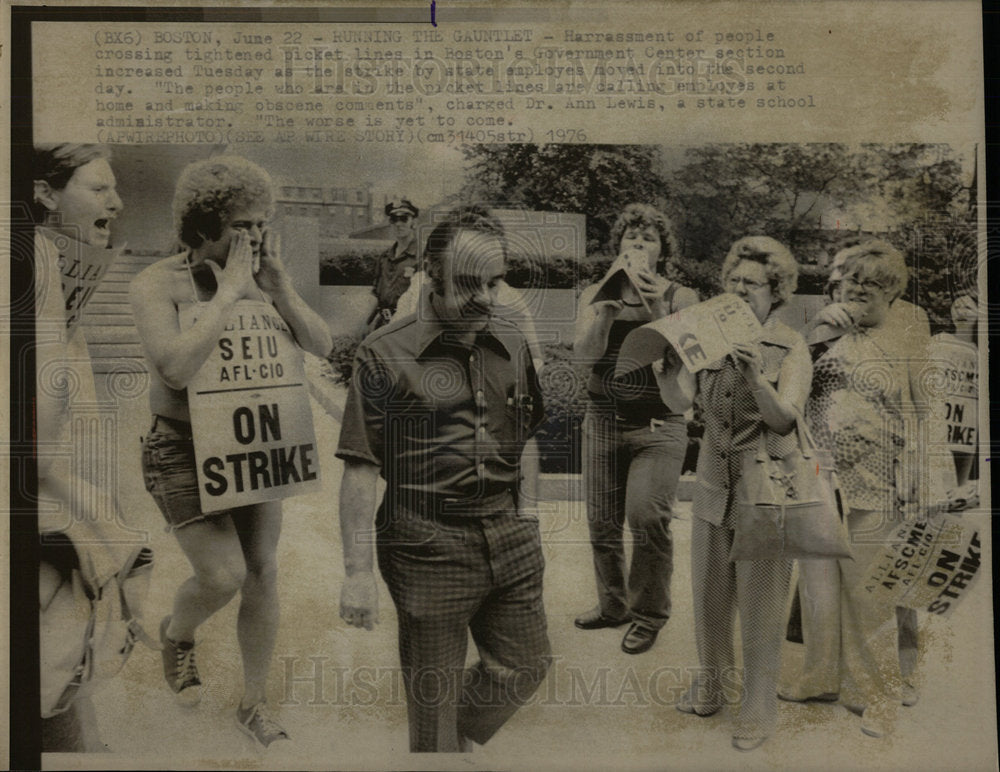 1976 Press Photo Boston&#39;s Government Cernter Picket Lin - Historic Images