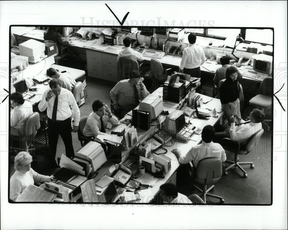 1987 Press Photo Overalss Brokerage room Brokers - Historic Images