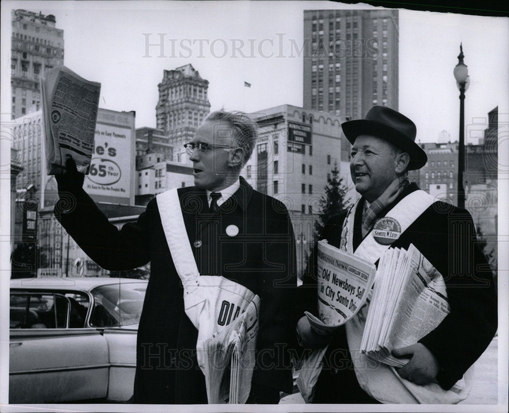1962 Press Photo Old Newsboys Detroit Selling Papers - Historic Images