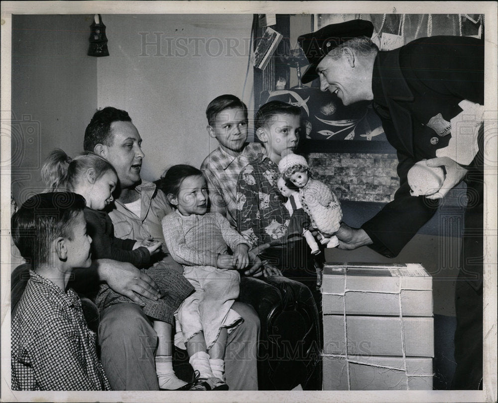1962 Press Photo Walter Kowalski officer Eddie Willard  - Historic Images