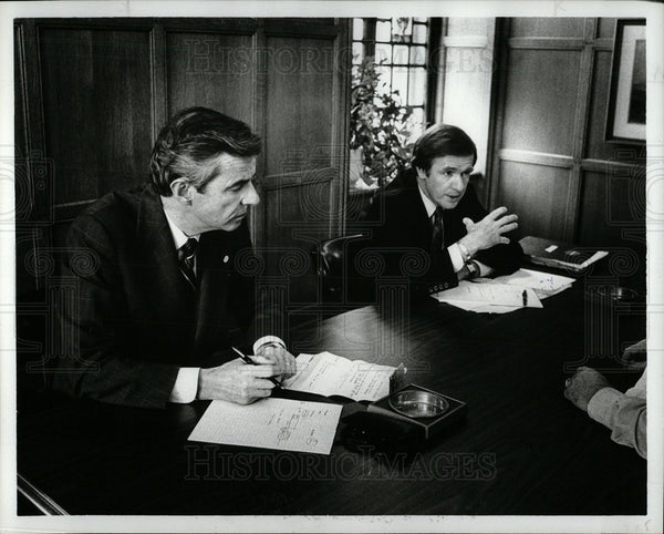 1982 Press Photo Senator Don Riegle Challenger Ruppe - Historic Images