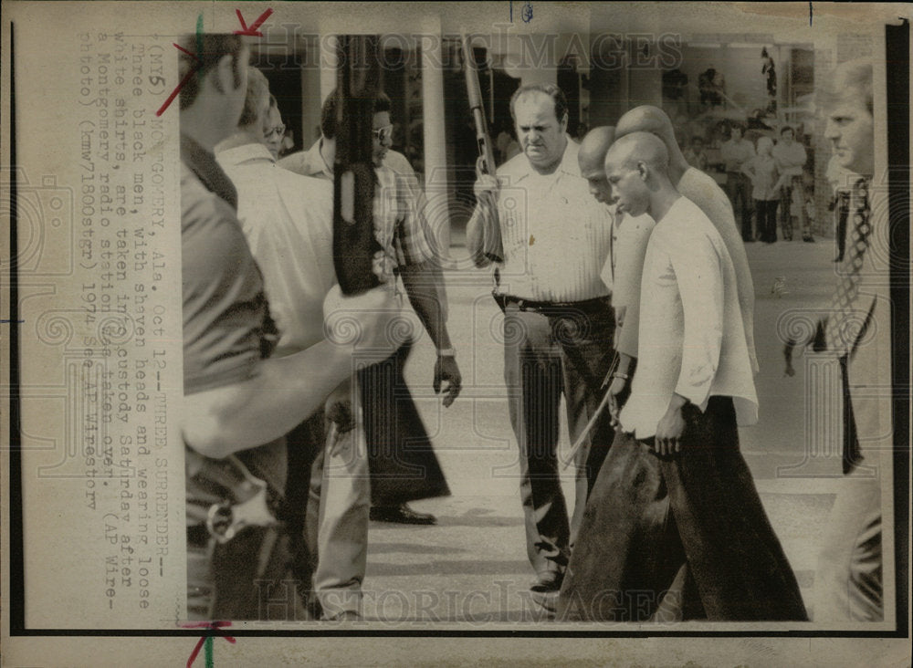 1974 Press Photo Three Surrender After Radio Sation  - Historic Images