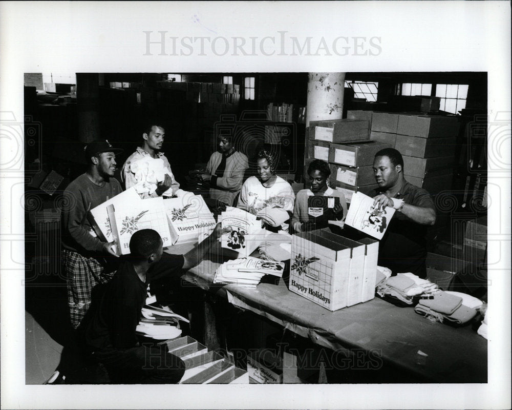1990 Press Photo Detroit Old Newsboys Gather Packages - Historic Images
