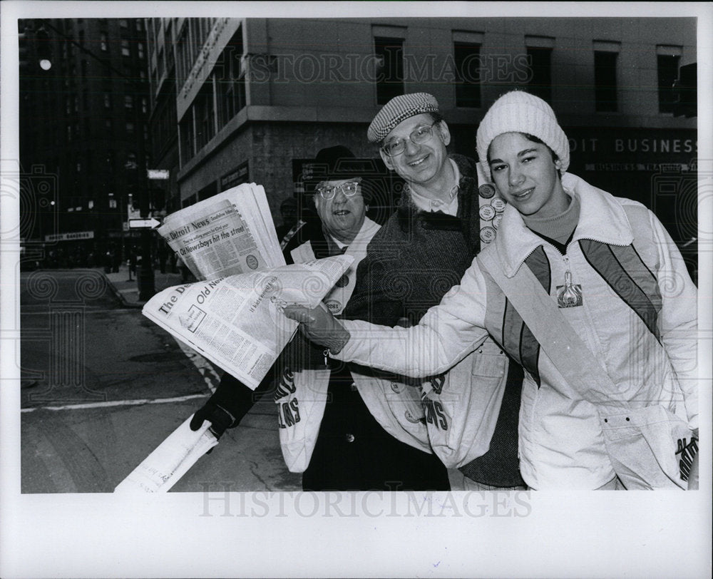 1975 Press Photo Old Newsboys Detroit Streets Working - Historic Images