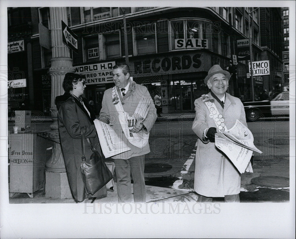 1975 Press Photo Woman Buying Paper Old Newsboys - Historic Images