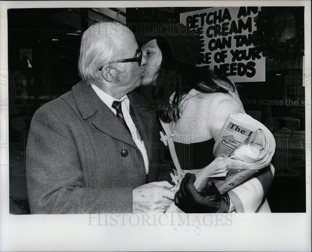 1975 Press Photo Old Newsboy Member Kissing Woman - Historic Images