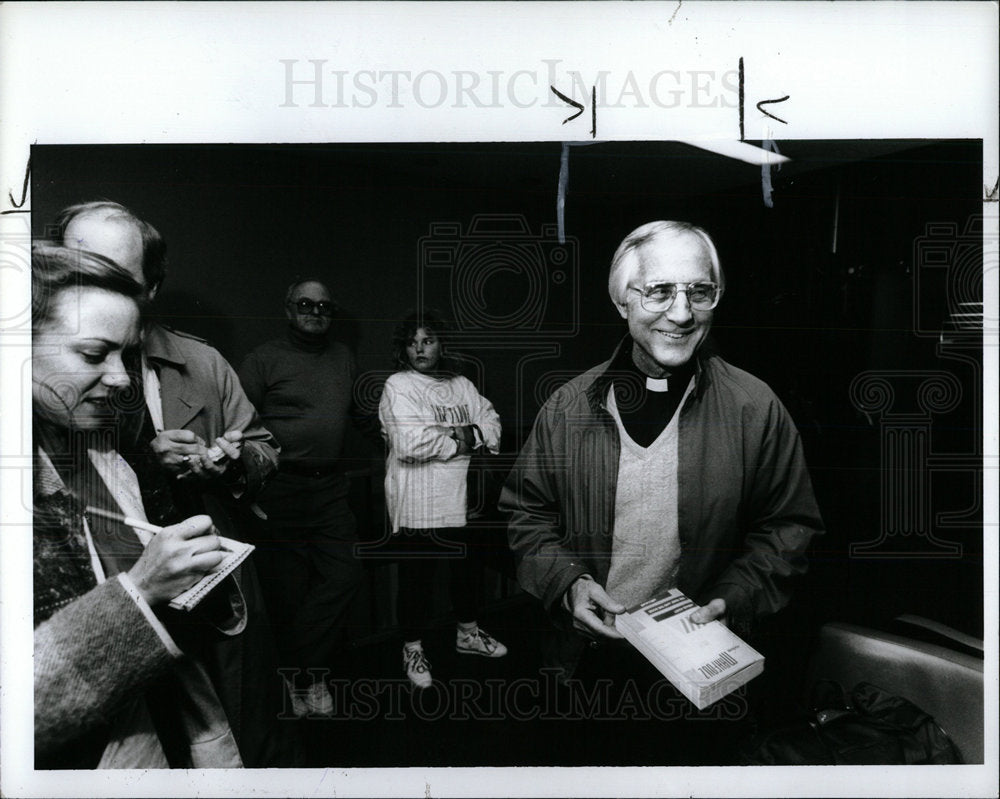 1990 Press Photo Bishop Gumbleton Returns Iraq Detroit - Historic Images