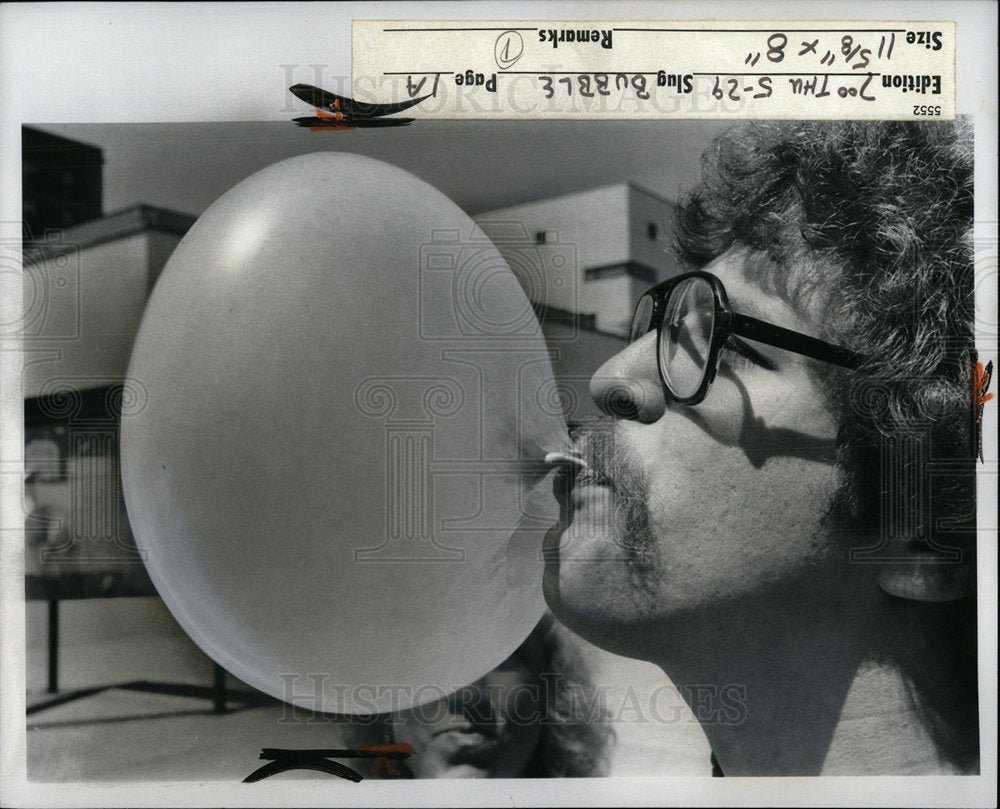 1975 Press Photo Bubble Gum Bubble - Historic Images