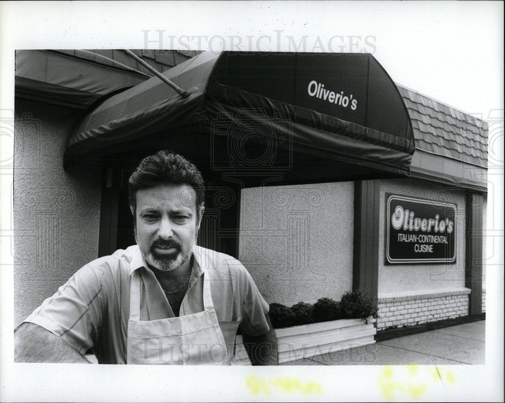 1988 Press Photo Restaurant owner Artie Oliverio - Historic Images