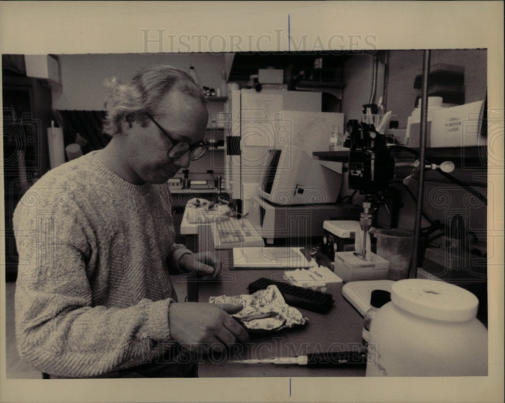 1994 Press Photo Professor Thaddeus Grudzien Oakland Un - Historic Images