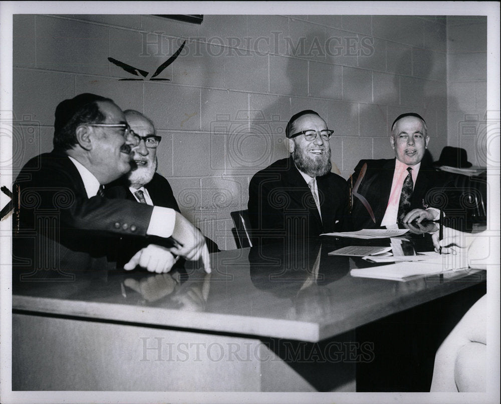1969 Press Photo Rabbi Chaskel Grurner - Historic Images