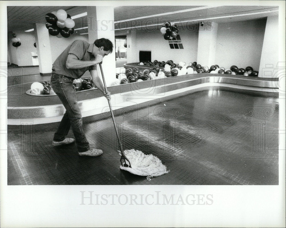 1988 Press Photo Detroit Airport Terminal Alan Zielke - Historic Images