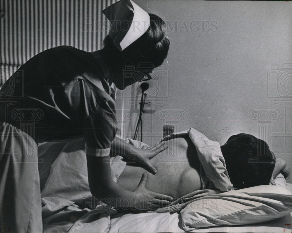 1967 Press Photo Student Nurse Diane Dummer Backrub  - Historic Images