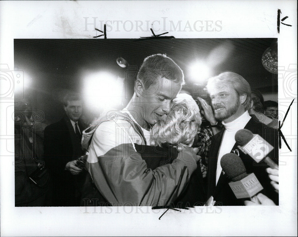 1991 Press Photo Scott Badgers, US Soldier returns home - Historic Images