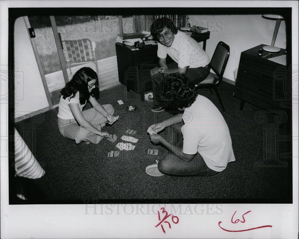 1976 Press Photo People Playing Cards - Historic Images