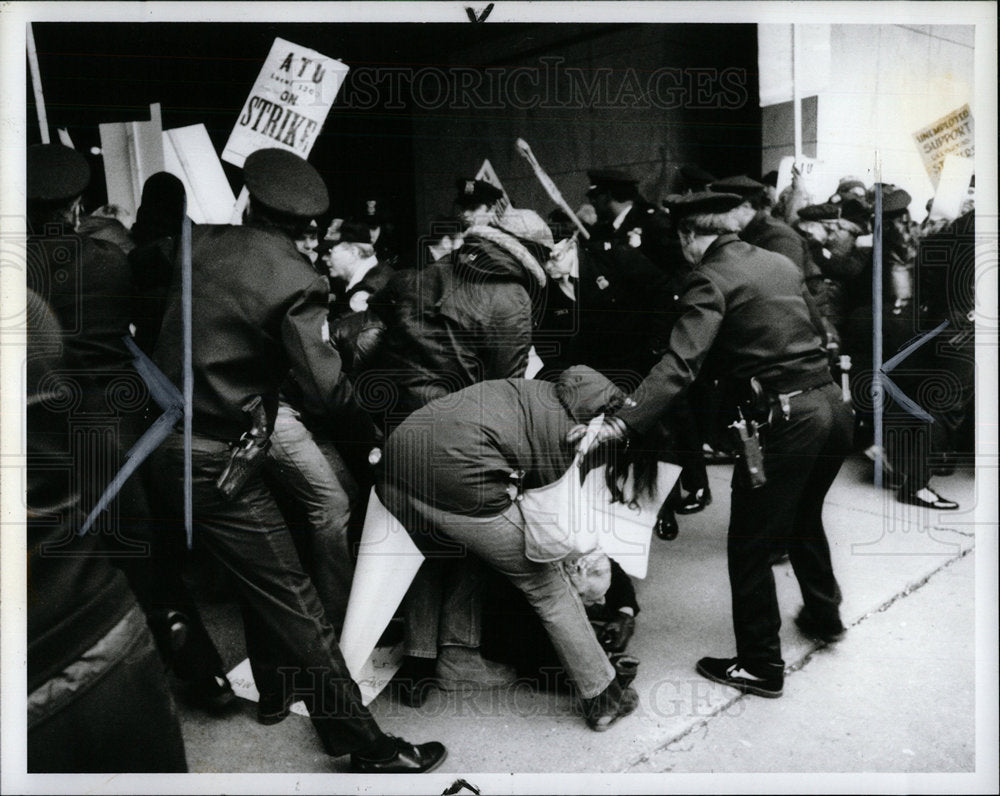 1983 Press Photo Detroit Greyhound Bus Employees Strike - Historic Images