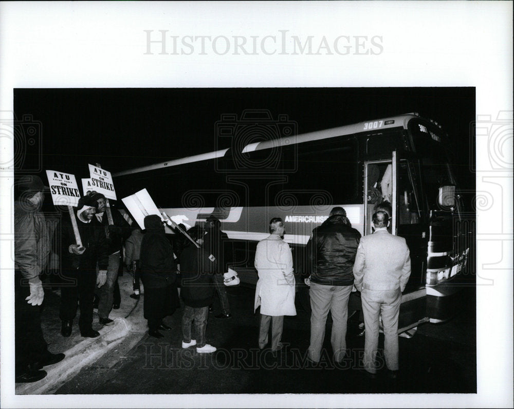 1990 Press Photo Greyhound Employees Strike - Historic Images