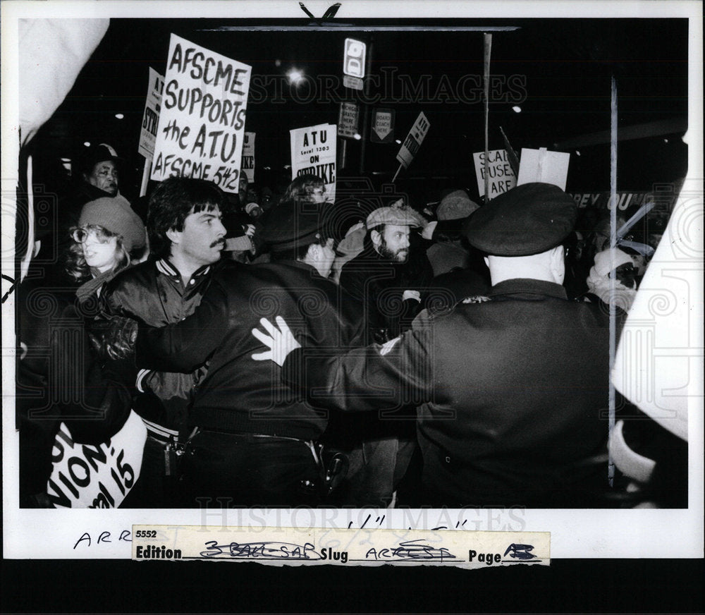 1983 Press Photo Police Break up Greyhound Strike - Historic Images