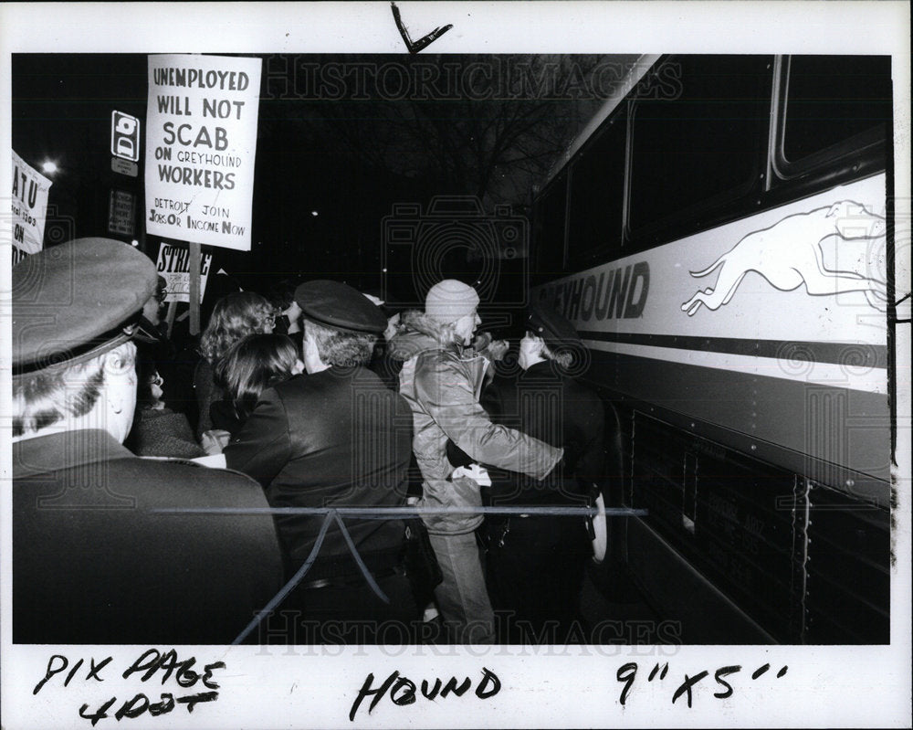 1983 Press Photo Police Keep Pickets Away From Bus - Historic Images