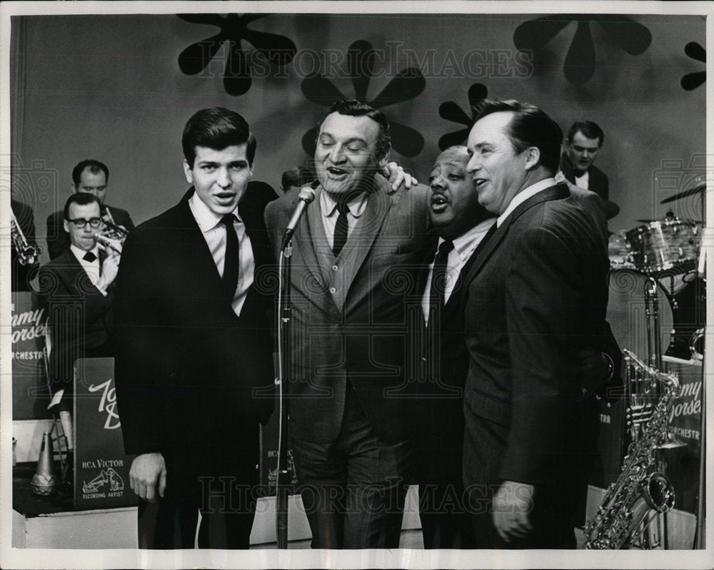 1965 Press Photo Hello Dolly Mike Douglas Frank Sinatra - Historic Images