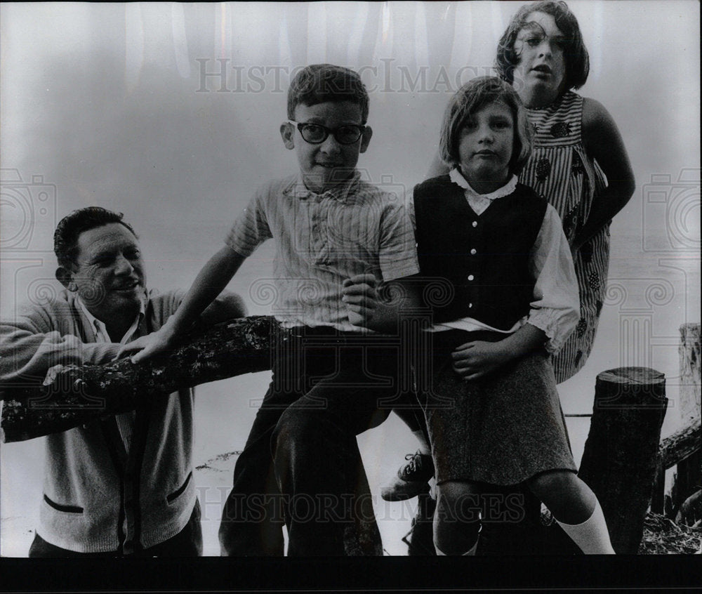 1965 Press Photo Lost Parents - Historic Images