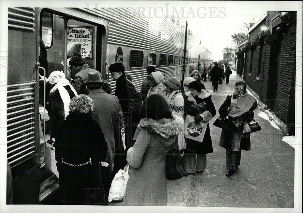 1979 Press Photo La Grange Commuters board Burligton  - Historic Images