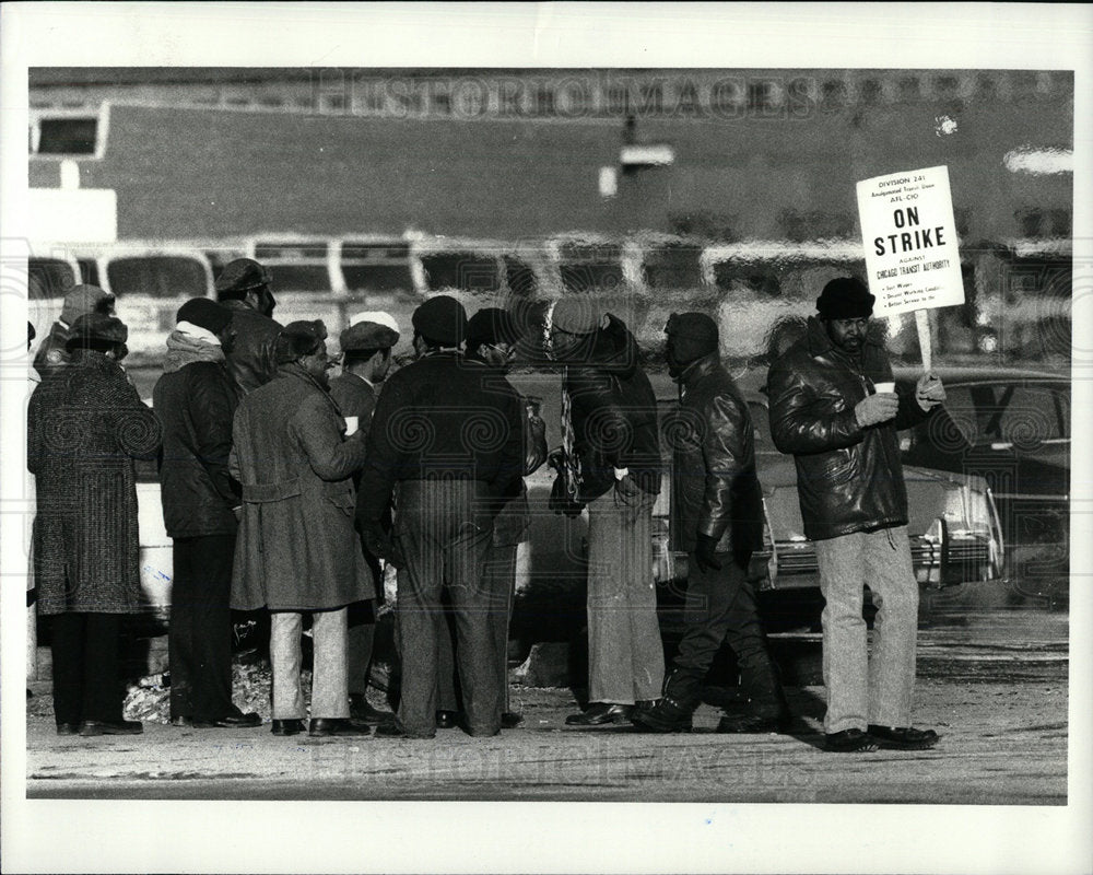 1979 Press Photo CTA bus drivers strike stand gates  - Historic Images