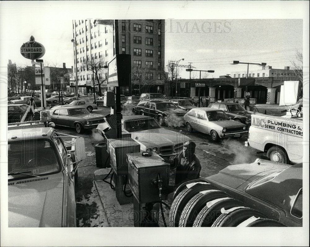 1979 Press Photo Gas Limit Motorist - Historic Images