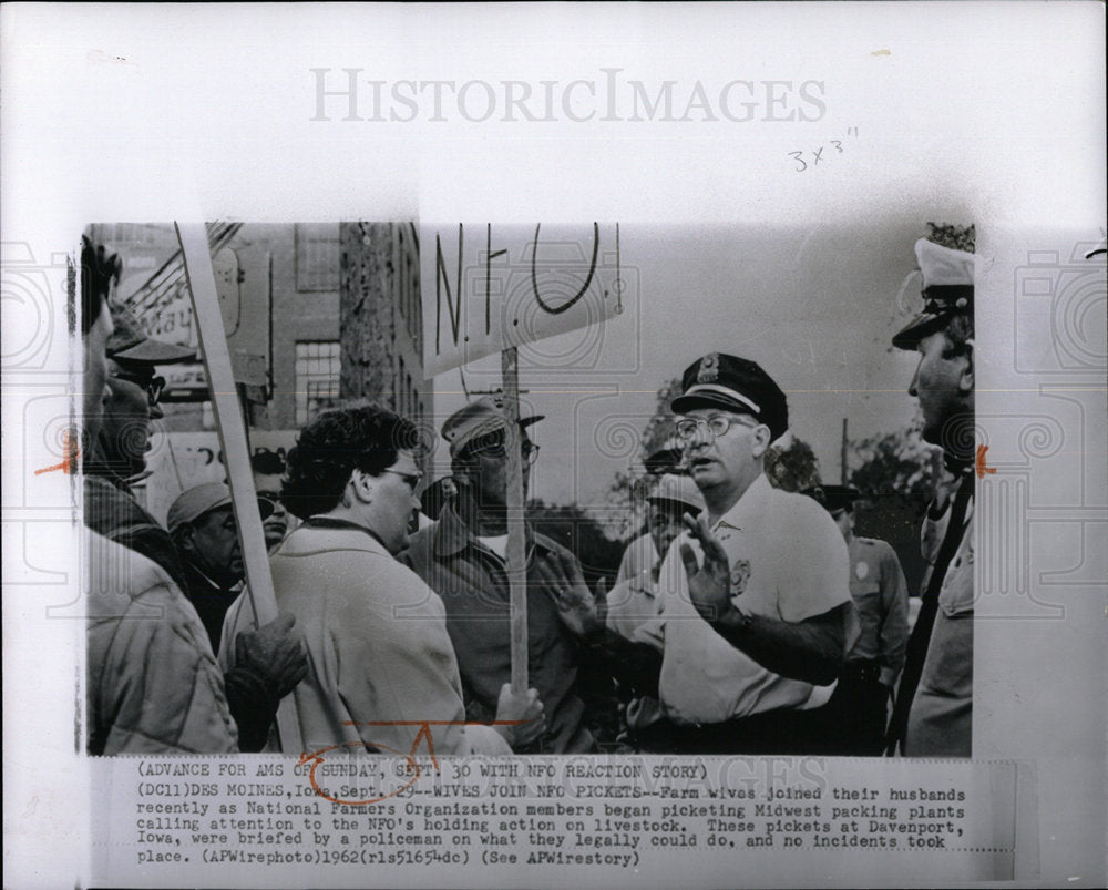 1962 Press Photo Pickets National Farmers Organization - Historic Images