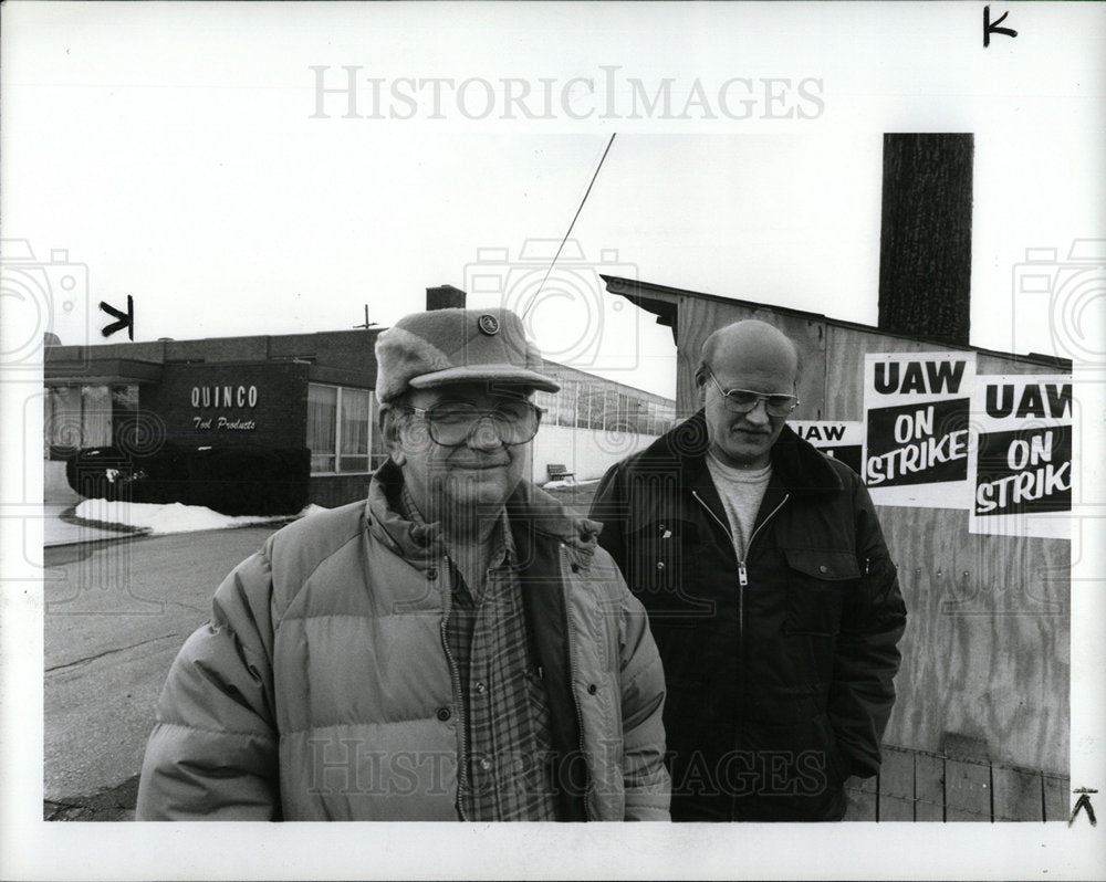 1988 Press Photo Tony Troschinetz Robert Radatz Picket  - Historic Images