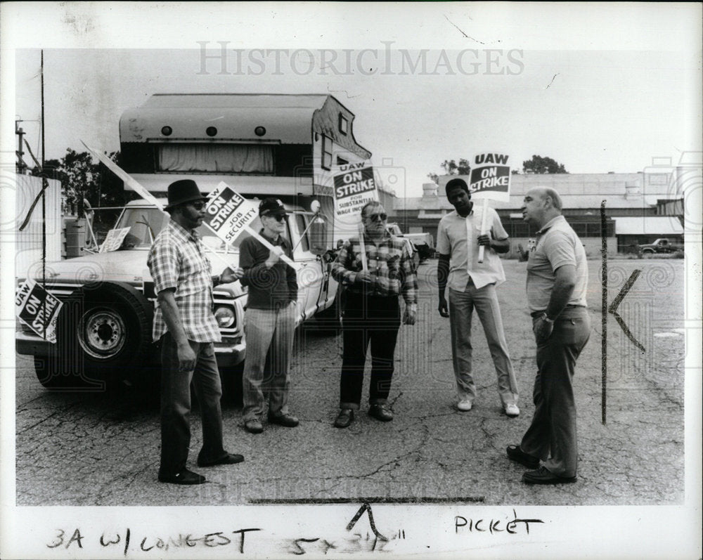 1985 Press Photo Jim Ramey Rep UAW Picket Jackson Month - Historic Images