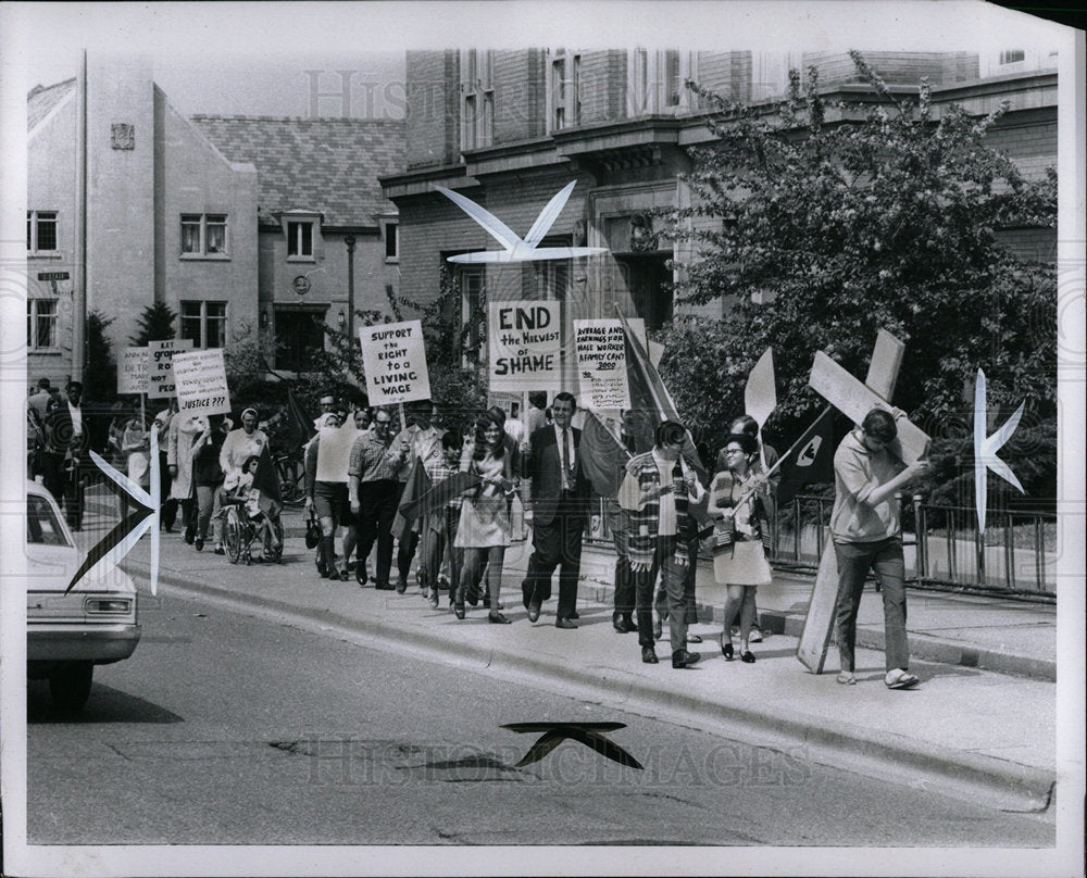 1969 Press Photo Grape Starch Ann Arbor Strike Pickets  - Historic Images