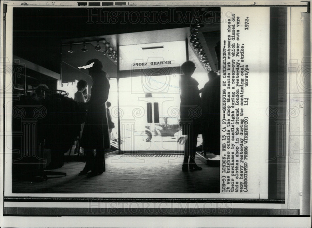 1972 Press Photo Shopping Candlelight Strike Purchase  - Historic Images