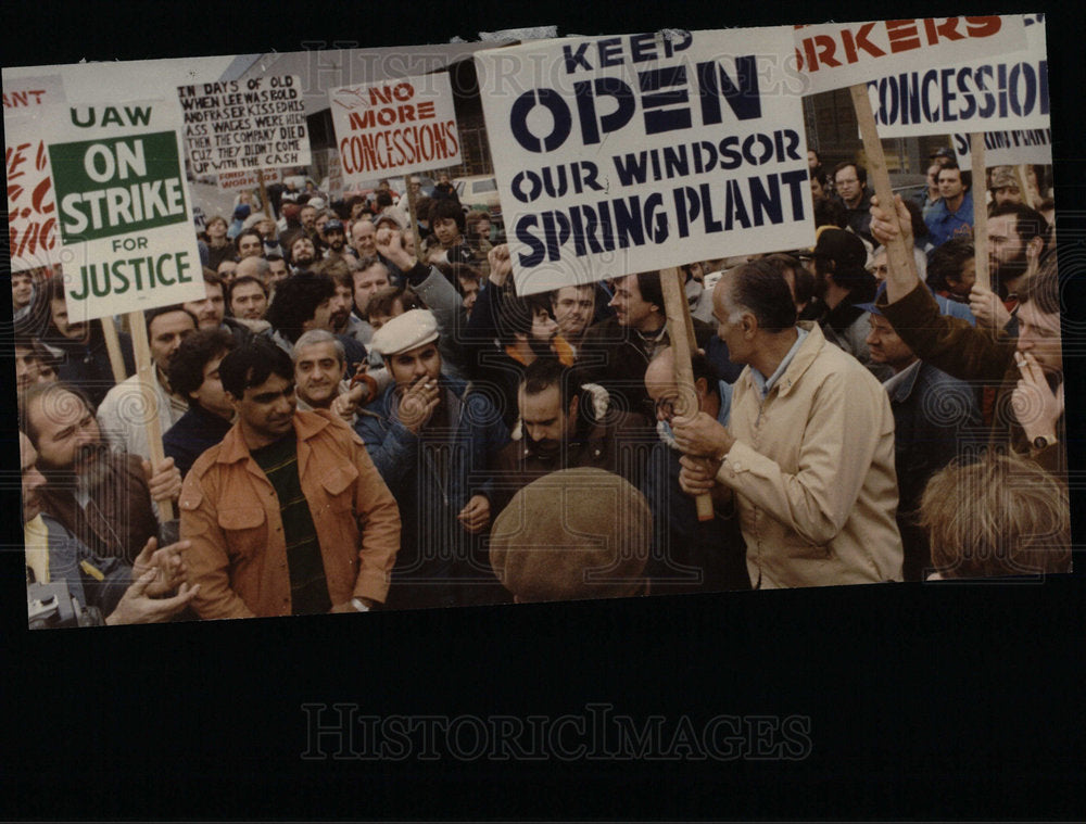 1982 Press Photo Chrysler Canadian Worker on Strike. - Historic Images