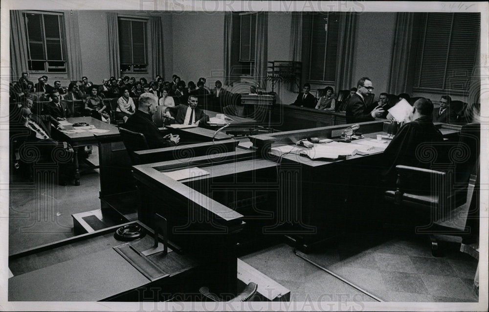 1964 Press Photo Judge Sherman Finesilver At Case - Historic Images