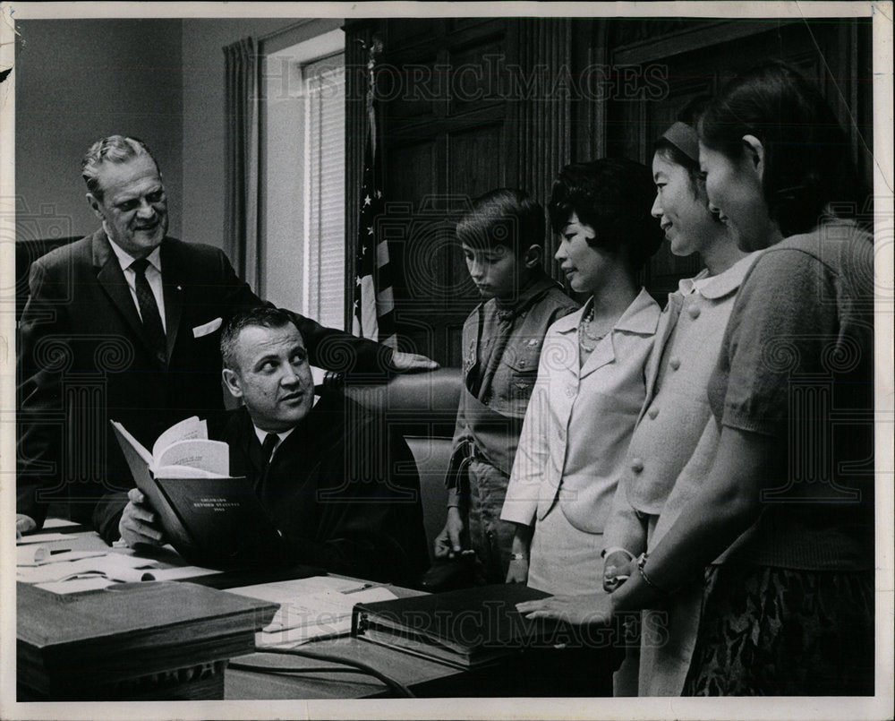 1966 Press Photo Students Familiarize Citizenship Class - Historic Images