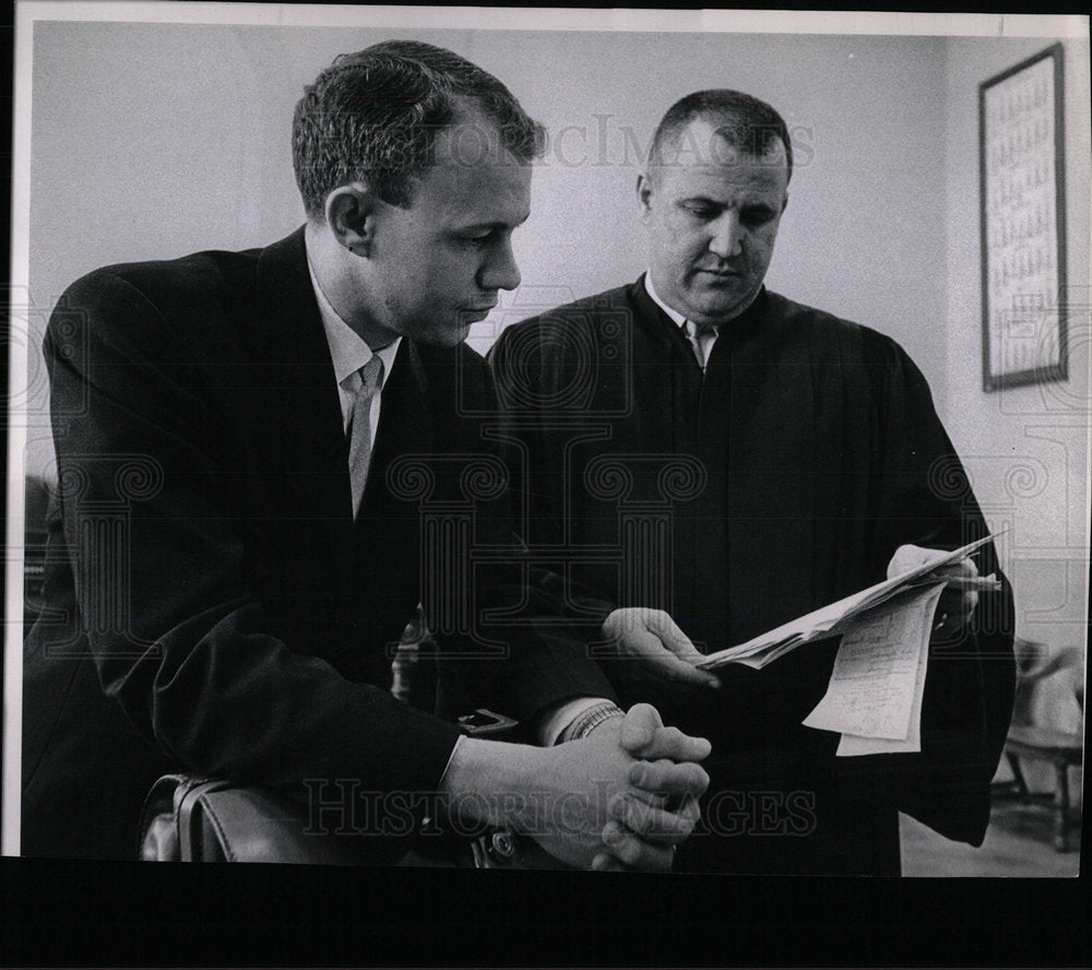 1962 Press Photo Judge Sherman Finesilver Richard Young - Historic Images