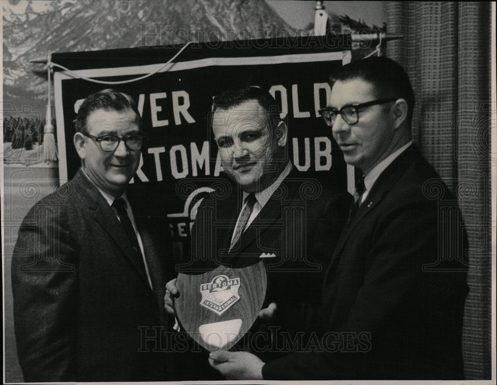 1965 Press Photo Sherman G Finesilver Federal Judge Det - Historic Images