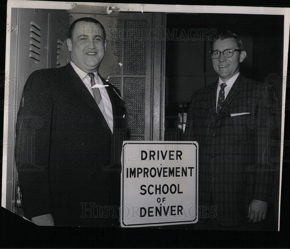 1959PressPhoto Finsilver honored by School of Driver. - Historic Images