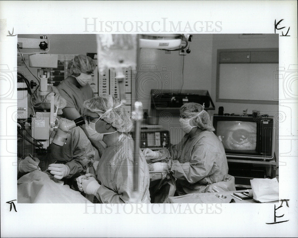 1990 Press Photo Eye Surgery At University Of Michigan - Historic Images