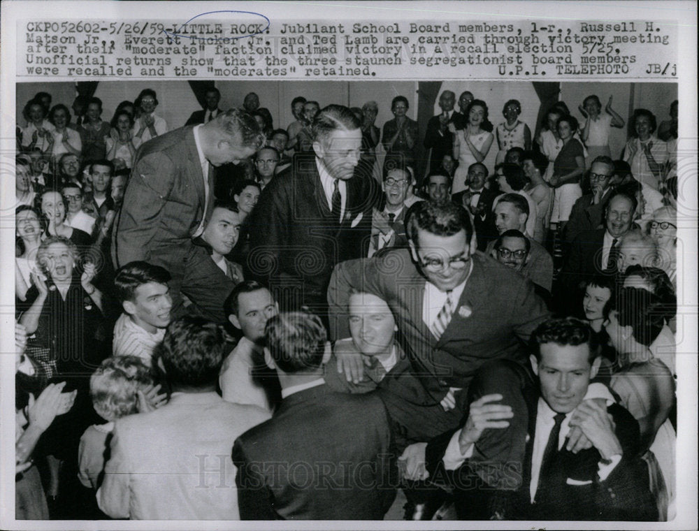 1959 Press Photo Jubilant School Board Everest Tucker - Historic Images